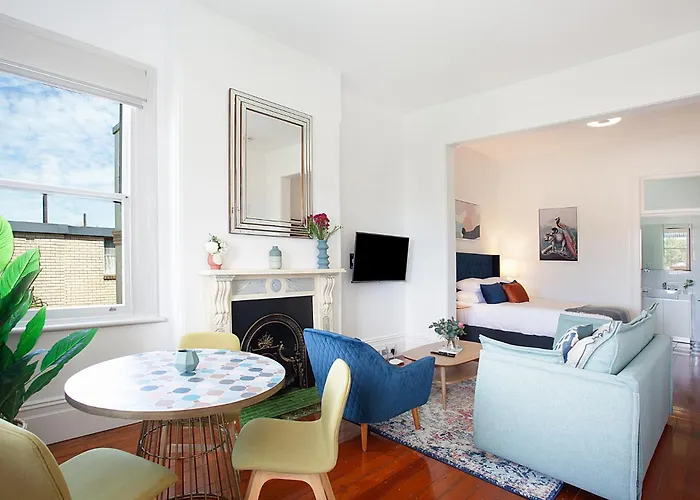 Spacious Studio With Balcony In Inner-City Glebe