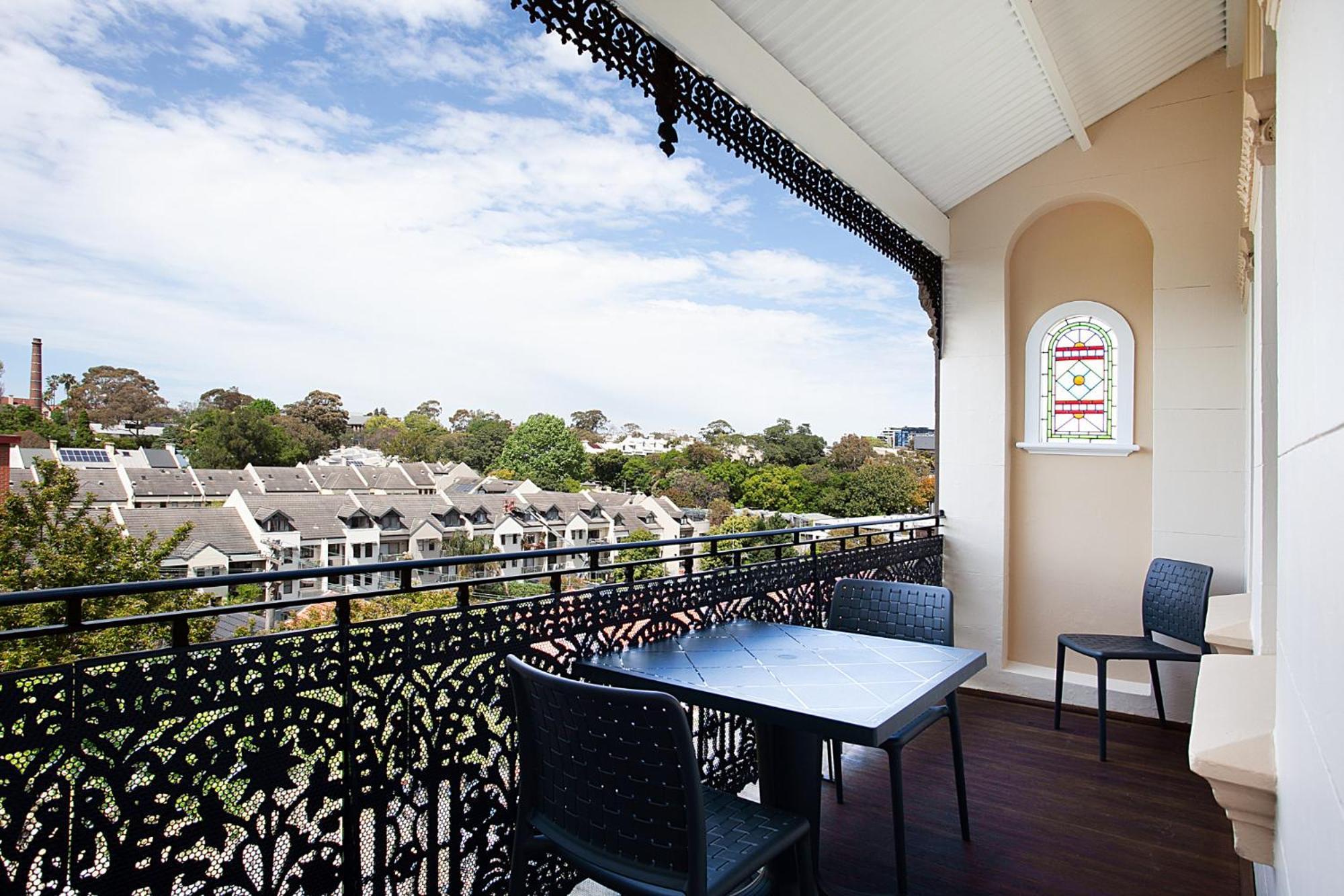 Apartment Spacious With Balcony In Inner-city Glebe Sydney